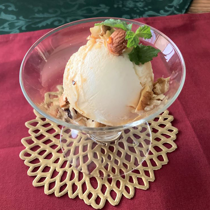 バニラアイスとナッツのクレイジーソルトカラメルソースがけ